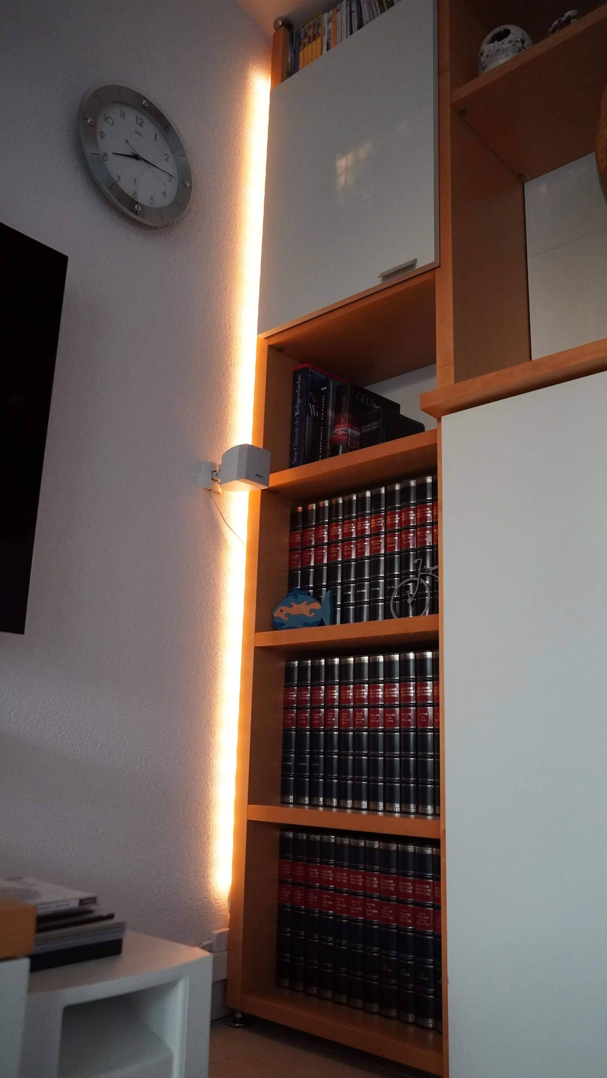 Wandleuchte mit warmem Hue-Licht