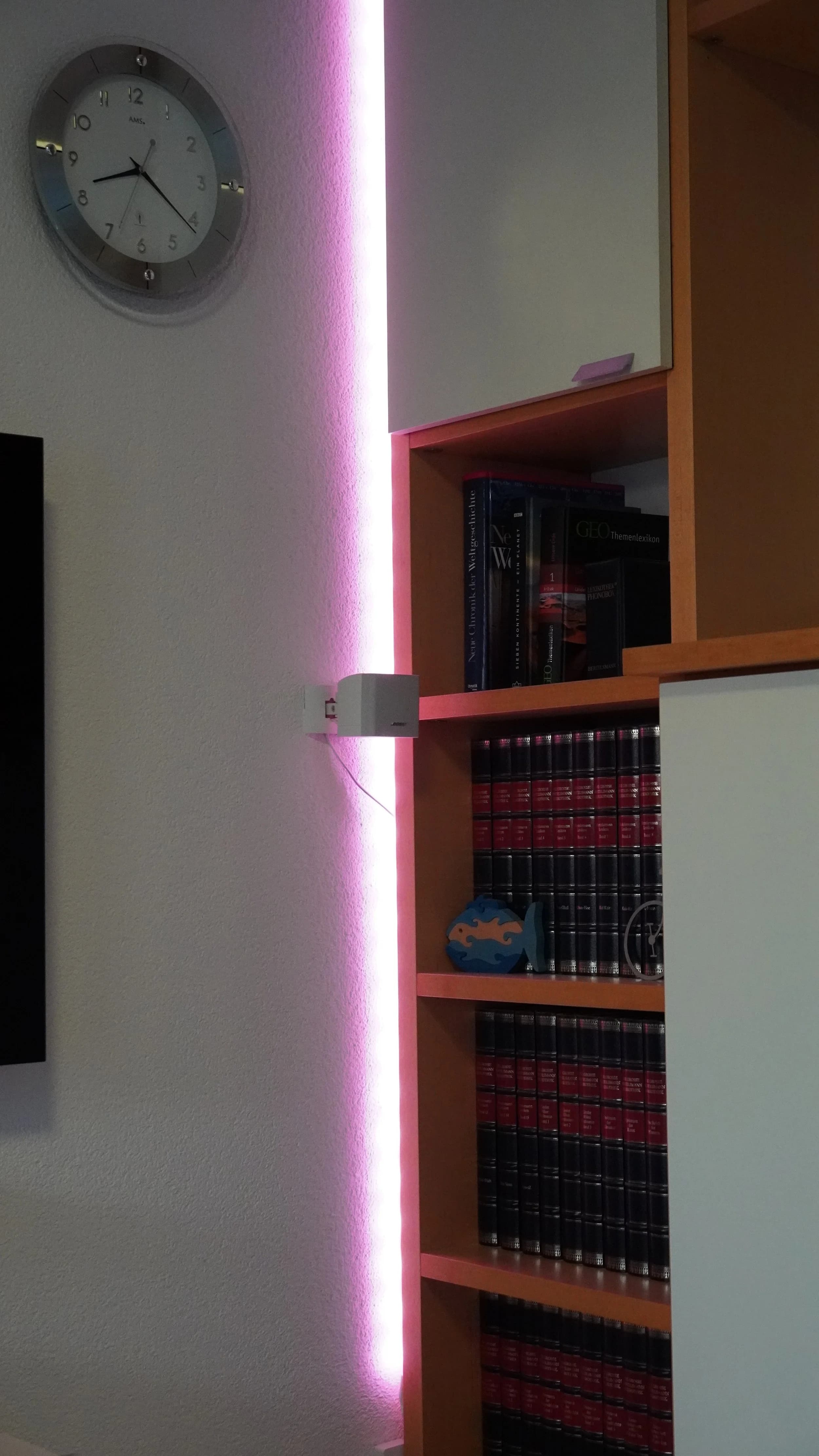 Wohnzimmer mit eingeschaltetem Hue-System