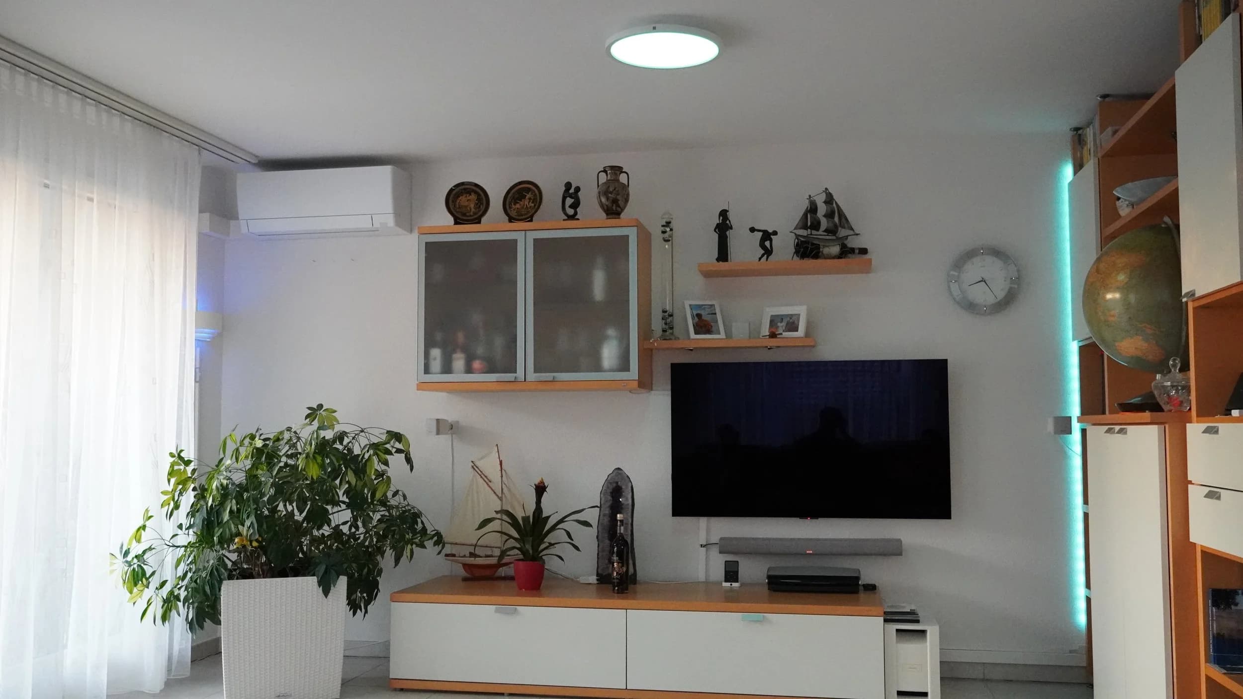 Wohnzimmer mit Smart-Home-Beleuchtung - installiert von EinfachSmartHome
